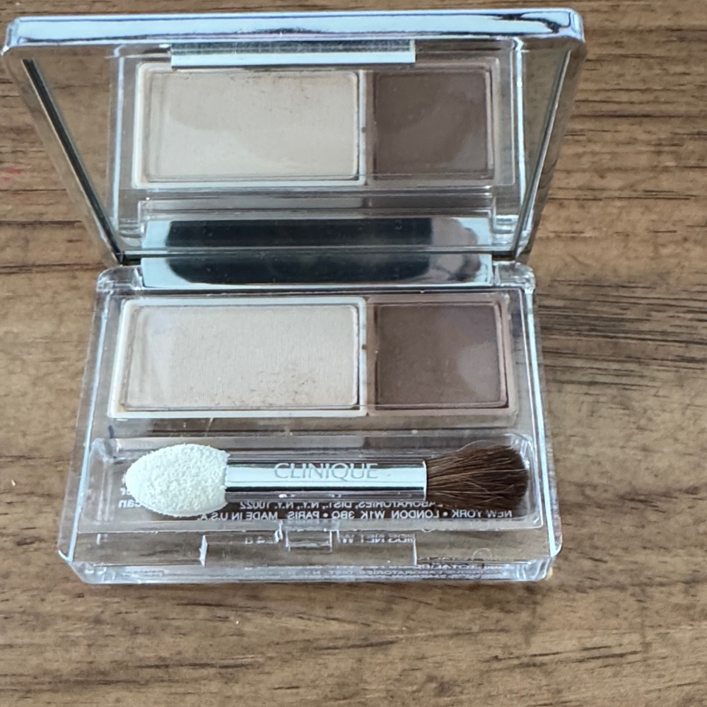 Clinique eye shadow duo #504 butter/pecan   Colour surge eyeshadow duo. No box